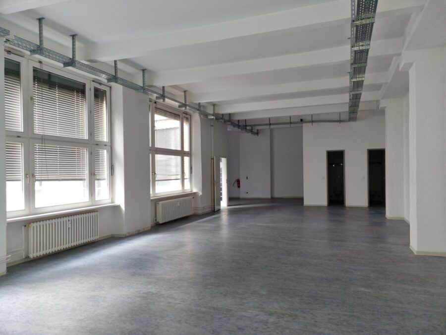 Helle und ruhige Loftfläche, Linoleumfußboden, in Berlin-Kreuzberg - Innenansicht